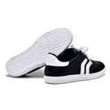 Championes deportivos de cuero sintético negro con detalles en blanco, suela blanca y cordones blancos.