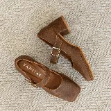 Zapato Mary Jane de cuero vacuno negro con hebilla plateada, punta cuadrada y taco cuadrado.