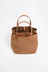 Bolso de mano Bimba y Lola modelo Chihuahua L, color marrón, con doble asa de mano y asa bandolera de tejido. Cierre con botón de presión, logo metálico y acabados plateados.