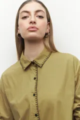 Camisa de algodón blanca con bordado tipo pespunte y detalles de cuentas en el cuello.