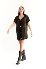 Camisa de tejido de punto color crudo, con botones frontales y corte cómodo.