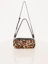 Cartera tipo baguette con estampado de leopardo y strap ajustable.