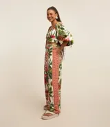 Pantalón pantalona de viscosa con estampado tropical y recorte lateral estilo étnico.