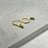 Par de aros dorados tipo argolla con incrustaciones de circonitas verdes y dije colgante de circonita verde en forma de lágrima.