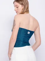 Top strapless de tela brillante color fucsia, con diseño ajustado y cómodo para ocasiones especiales.