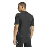 Remera de fútbol Adidas F50 negra con detalles en amarillo y violeta.