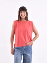 Musculosa roja con hombreras.
