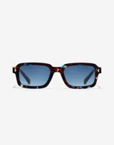 Lentes de sol unisex Hawkers X Pierre Gasly, con montura rectangular de carey con detalles en azul y lentes degradadas en azul.