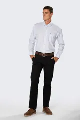 Pantalón de gabardina de corte Classic Fit, con bolsillos laterales y traseros, cierre metálico.
