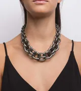 Collar corto de eslabones grandes color fucsia, realizado artesanalmente en Italia con impresión 3D.