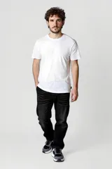 Pantalón de jean negro con efecto desgastado, corte recto y tiro medio.