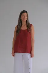 Musculosa color ladrillo de lino italiano con escote redondo y botones de madera en los laterales.