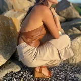 Chaleco de cuero ovino color camel, sin espalda y con ajuste mediante lazos.