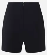 Short pollera corto confeccionado en bengalina con viscosa certificada, con cierre por cremallera invisible en la parte de atrás y recorte delantero.