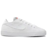 Zapatilla de lona blanca diseñada para rendir homenaje a la cultura del tenis, con parte superior deconstruida y suela de goma para tracción.