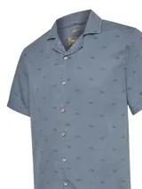 Camisa azul con estampado de peces, de manga corta y cuello cubano.
