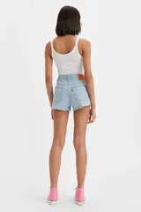 Short azul de denim con tiro medio y corte relajado, confeccionado en 100% algodón.