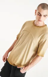 Remera mostaza de cuello redondo y calce oversize confeccionada en algodón con proceso de batik artesanal.