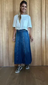 Pollera midi de jean celeste con corte en A y cintura elastizada.