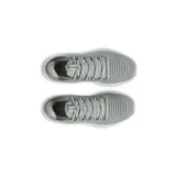 Zapatillas de entrenamiento Under Armour Dynamic 2, color gris con detalles en verde y suela blanca.