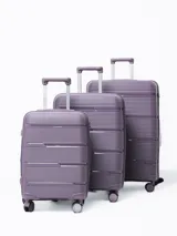 Valija rígida color lila con diseño de líneas horizontales, manija retráctil metálica, asa lateral, cierre con combinación numérica y cuatro ruedas dobles con giro de 360 grados.