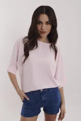 Blusa de corte holgado, color crudo, con mangas cortas y textura suave.