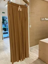 Pantalón palazzo color ladrillo, de morley de viscosa, con cintura elastizada y cordón blanco ajustable.