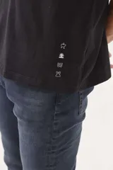 Remera negra de algodón, manga corta y cuello redondo.