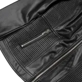 Campera negra de cuero sintético con cuello redondo, corte entallado, cierre frontal y bolsillos laterales con cierre. Interior forrado en poliéster y herrajes plateados.