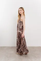 Vestido largo con breteles finos y estampado animal print en tonos tierra y negro.