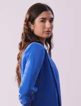 Blazer rojo de crepe marca Tahari, con cuello con solapa, abertura central, bolsillos delanteros y forro interno. Mangas 3/4 regulables con presilla y botón.