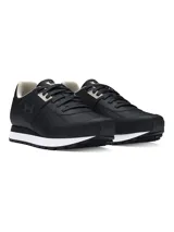 Zapatillas urbanas Under Armour Essential Runner, color blanco con detalles en negro.