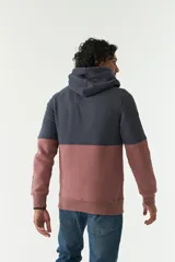 Canguro gris con capucha y cordones, con logo estampado en el pecho y grifa de goma en la manga.