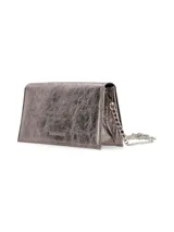 Cartera de mano plateada con textura craquelada y cadena metálica plateada.