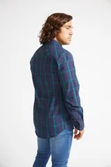 Camisa de hombre a cuadros color beige y azul marino, de corte slim fit, con mangas largas, cartera abotonada y logo bordado en el pecho. Confeccionada en algodón.