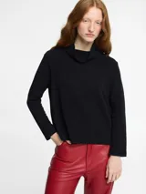 Sweater de algodón color negro con cuello polera caído y corte ajustado.