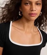 Body negro de microfibra con escote cuadrado y bies blanco contrastante.