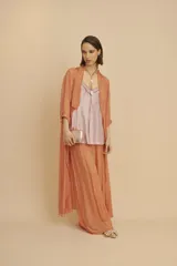 Kimono largo color salmón confeccionado en seda, con mangas 3/4 regulables con solapa.