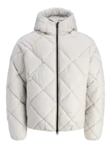Campera puffer de hombre color gris claro, con capucha ajustable con cordón, cierre de cremallera frontal, bolsillos laterales y mangas largas. Tejido acolchado resistente al viento.