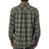 Camisa de franela a cuadros verde y negro, de manga larga, con cuello clásico, cierre frontal con botones y bolsillo en el pecho.