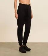 Pantalón deportivo color morado, de algodón y poliéster, con cintura elástica y bolsillos laterales.