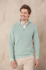 Sweater azul de algodón pigmentado con medio cierre y cuello alto.