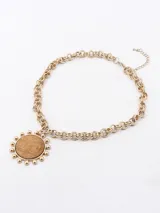 Collar dorado con cadena de eslabones y dije circular de madera con borde de bolitas doradas.