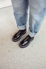 Bota Chelsea color marrón claro de cuero con elástico negro en los laterales y suela track.