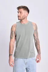 Musculosa verde con efecto lavado.
