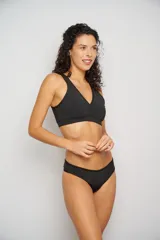 Bombacha vedetina de lycra, forrada adelante y atrás, con diseño cavado en la parte trasera.