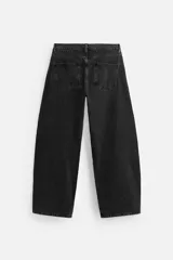 Pantalón de jean negro de corte amplio, estilo balloon fit, con cinco bolsillos, efecto lavado y cierre frontal con botones.