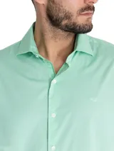 Camisa de manga larga celeste claro con cuello italiano y logo bordado en el pecho.