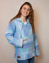 Buzo con capucha de tejido tipo jerga a rayas horizontales en tonos celeste, gris y blanco.