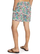 Short de baño celeste con estampado de caballitos de mar rosados. Tiene cintura elástica con cordón ajustable, bolsillos laterales y traseros.